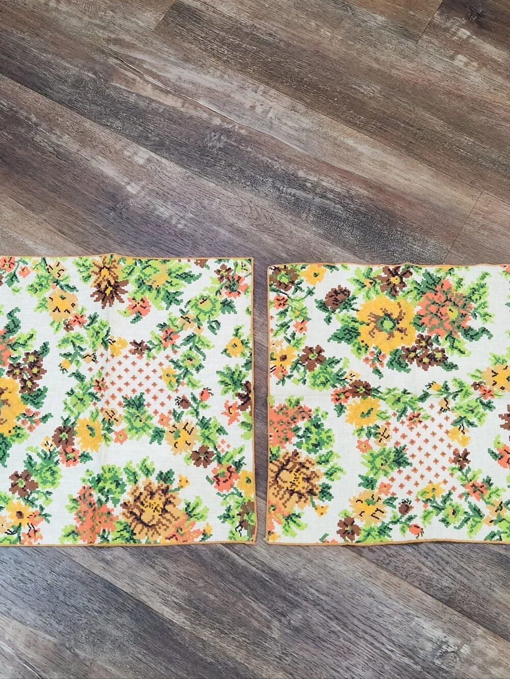 🌼 Vintage 1970s Floral Faux Cross-Stitch Napkin Set 🌼